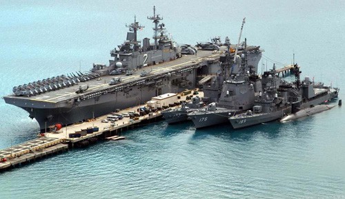 Tàu tấn công đổ bộ Quân đội Mỹ ở căn cứ hải quân Okinawa
